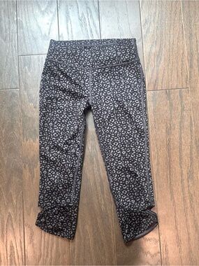 All in Motion Girls Black & Gray Stretch Cutout Capri Leggings- M 7 / 8